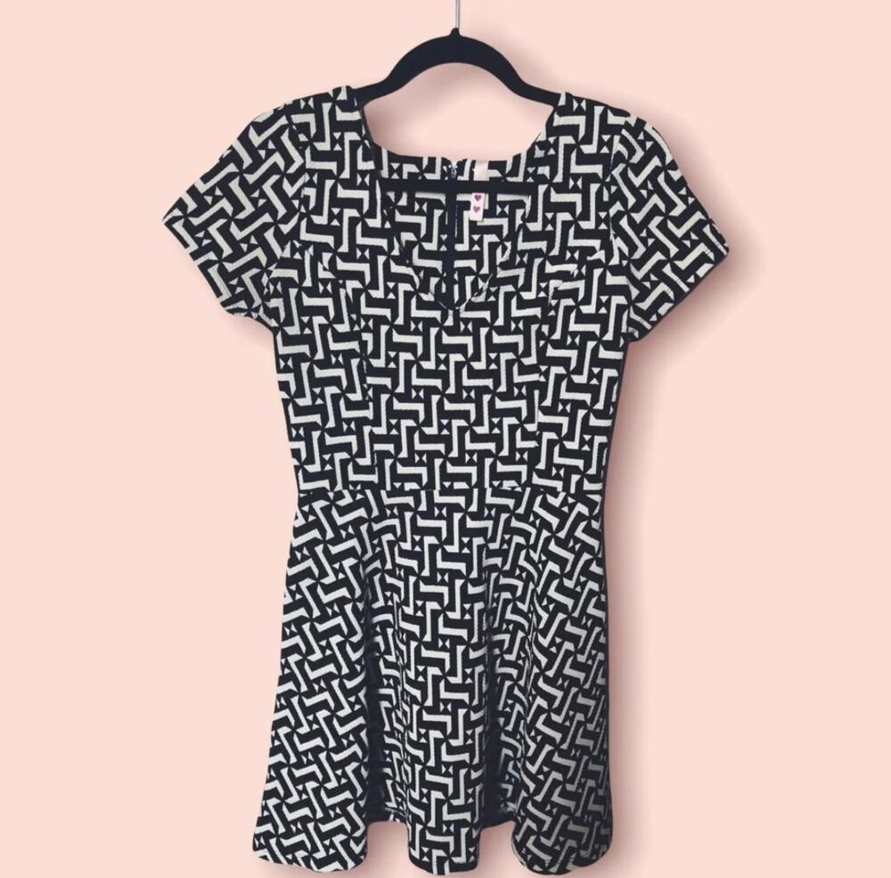 SHORT SLEEVE, BLACK & WHITE PATTERN FLARED DRESS W BACK ZIPPER CLOSURE